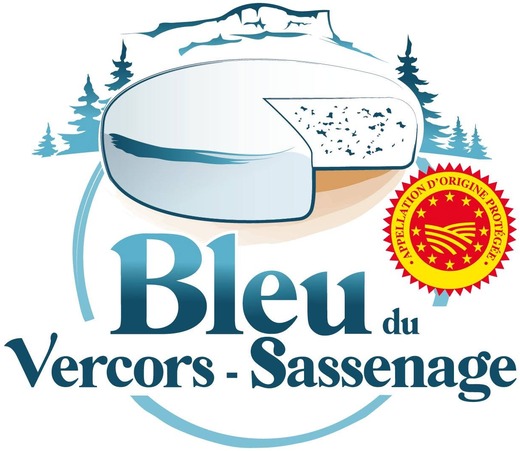 Logo de l’AOP Bleu du Vercors-Sassenage : une meule entamée devant des sapins et les falaises du Vercors, avec le macaron de l’appellation d’origine protégée