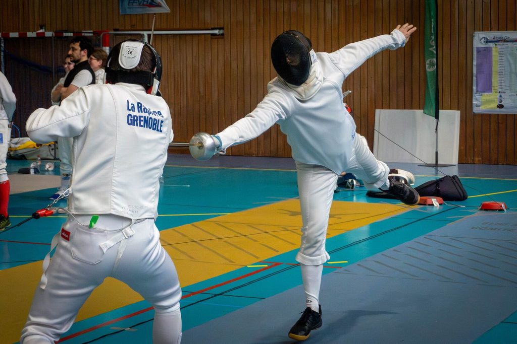 Un assaut à l’épée pendant la Vercors Cup 2026 : un tireur de la Rapière face à son adversaire en pleine fente.